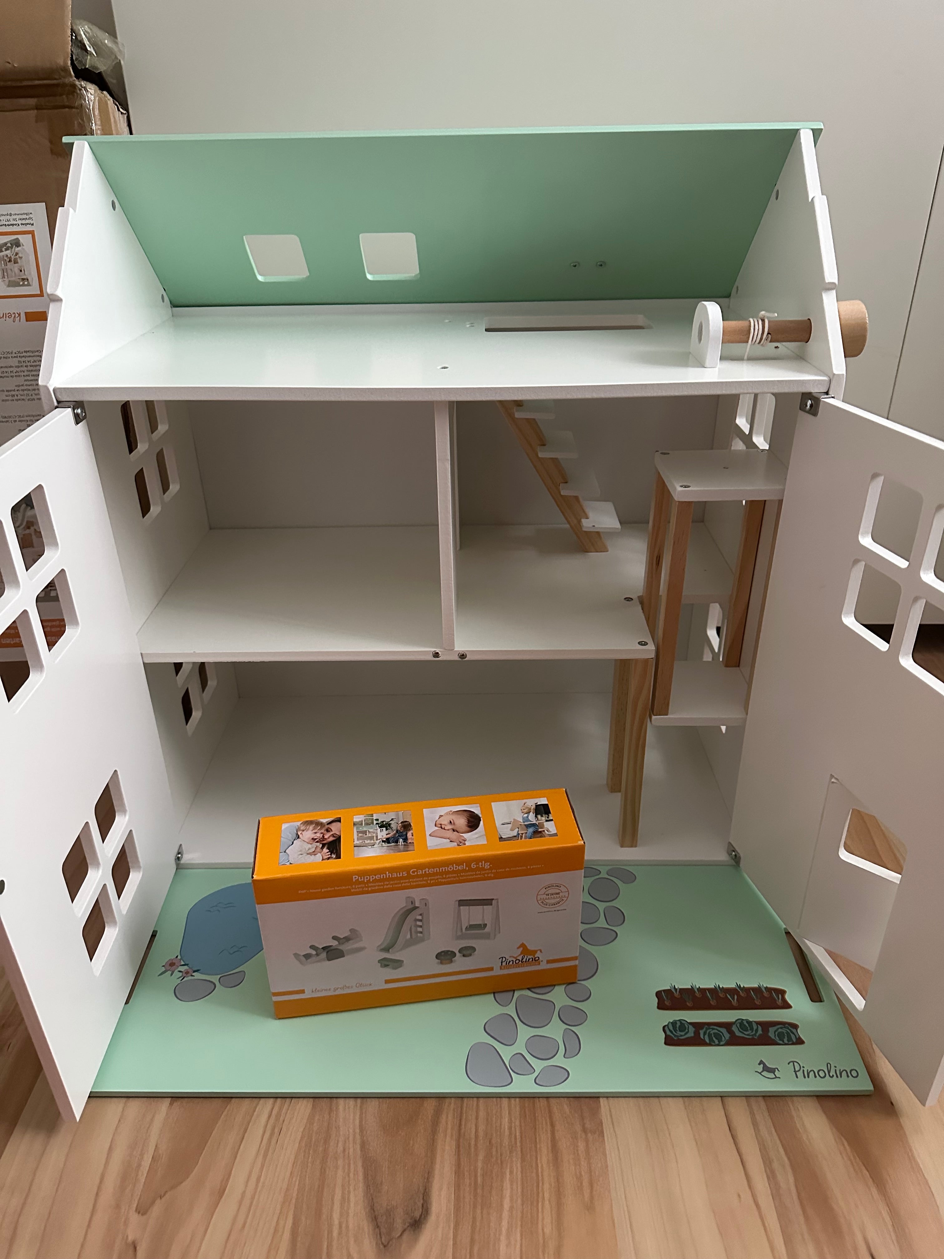 Pinolino PuppenhausPinolino Puppenhaus „Femke“ – Modernes Holz-Puppenhaus inkl 6-tlg Garten-Set & Zubehör