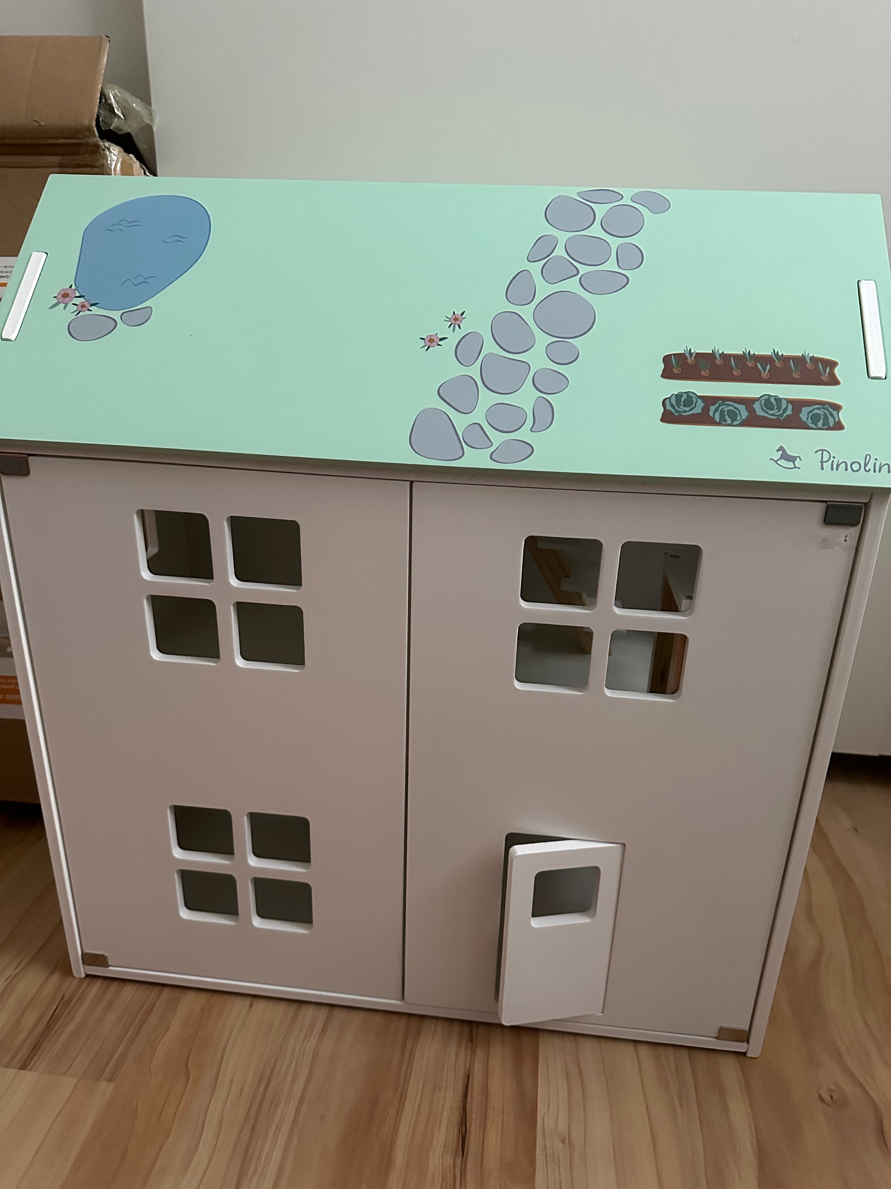 Pinolino PuppenhausPinolino Puppenhaus „Femke“ – Modernes Holz-Puppenhaus inkl 6-tlg Garten-Set & Zubehör