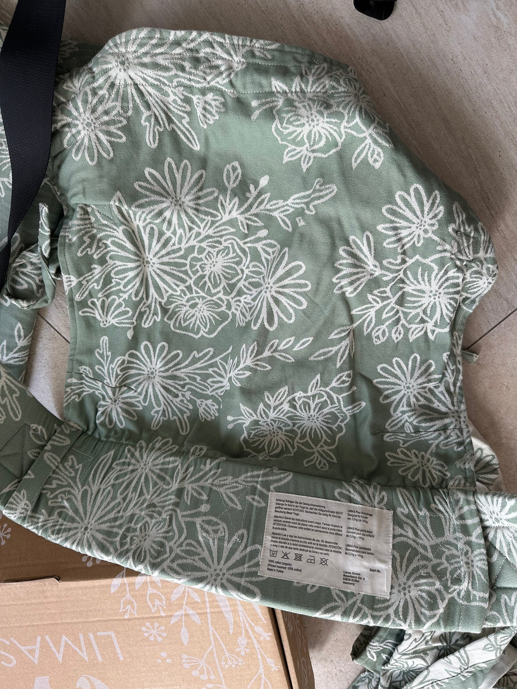 Stokke Limas Plus „Blossom green lily“ – Ergonomische Babytrage mit maximalem Komfort