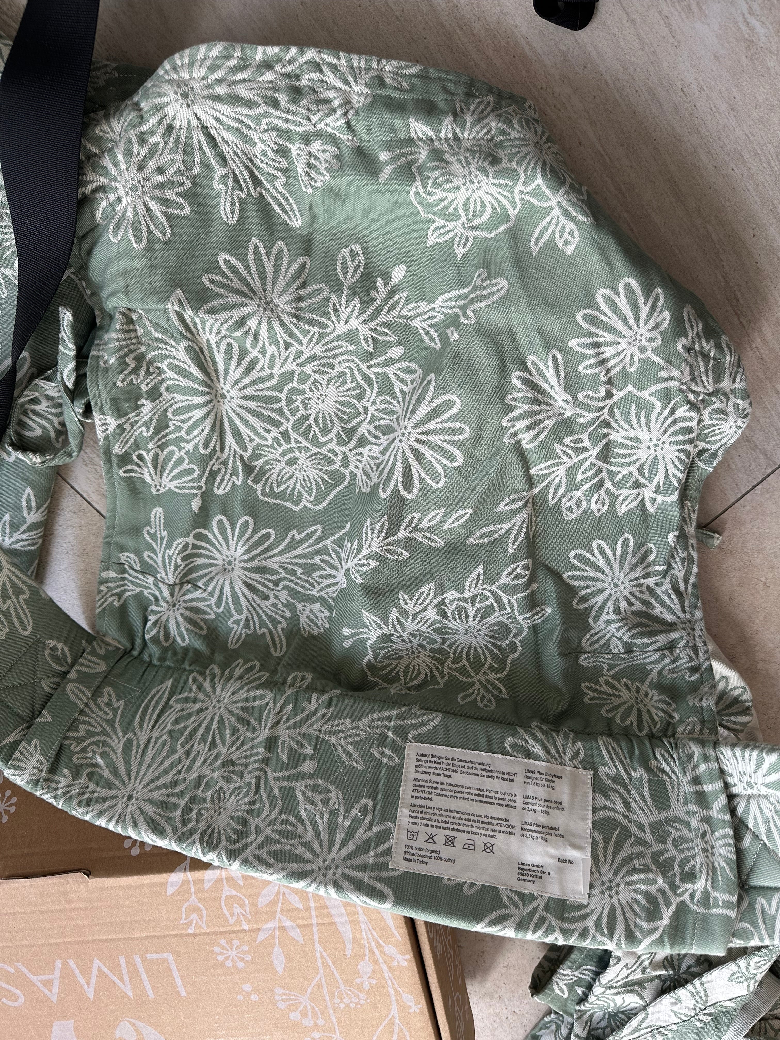 Stokke Limas Plus „Blossom green lily“ – Ergonomische Babytrage mit maximalem Komfort