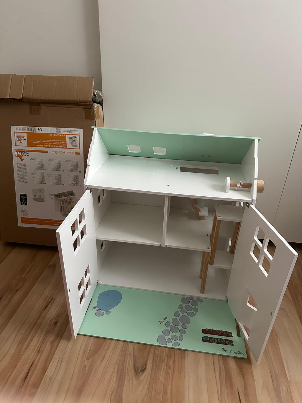 Pinolino PuppenhausPinolino Puppenhaus „Femke“ – Modernes Holz-Puppenhaus inkl 6-tlg Garten-Set & Zubehör