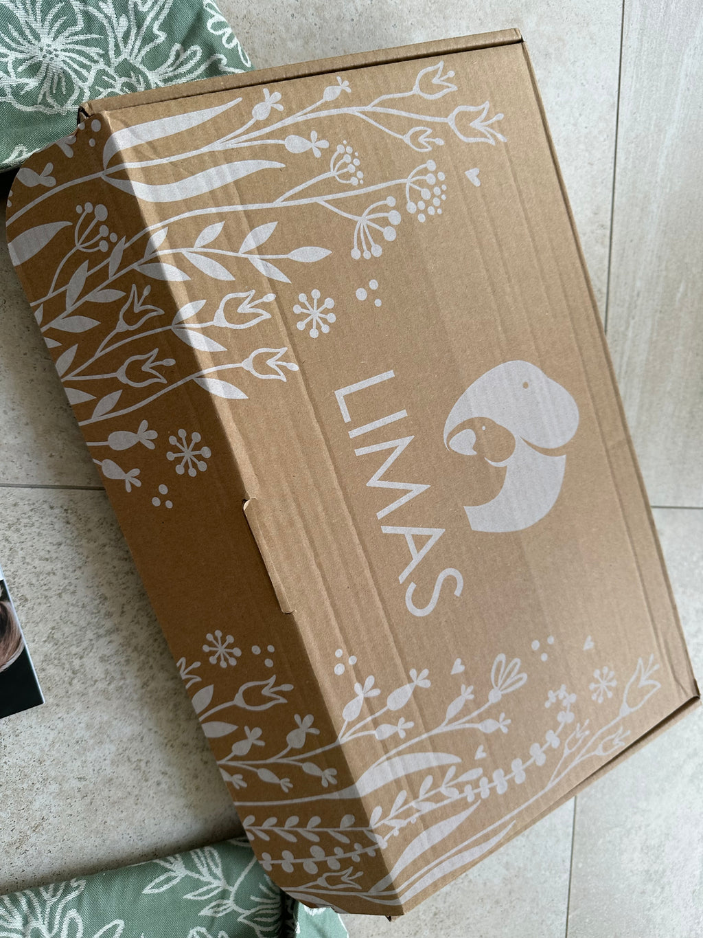 Stokke Limas Plus „Blossom green lily“ – Ergonomische Babytrage mit maximalem Komfort