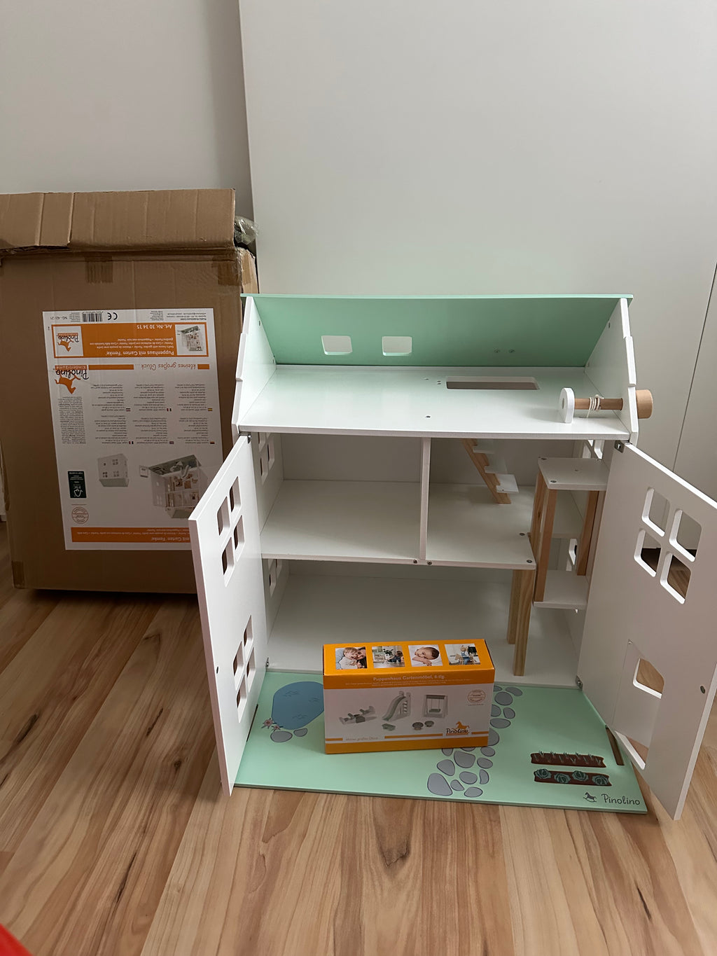 Pinolino PuppenhausPinolino Puppenhaus „Femke“ – Modernes Holz-Puppenhaus inkl 6-tlg Garten-Set & Zubehör